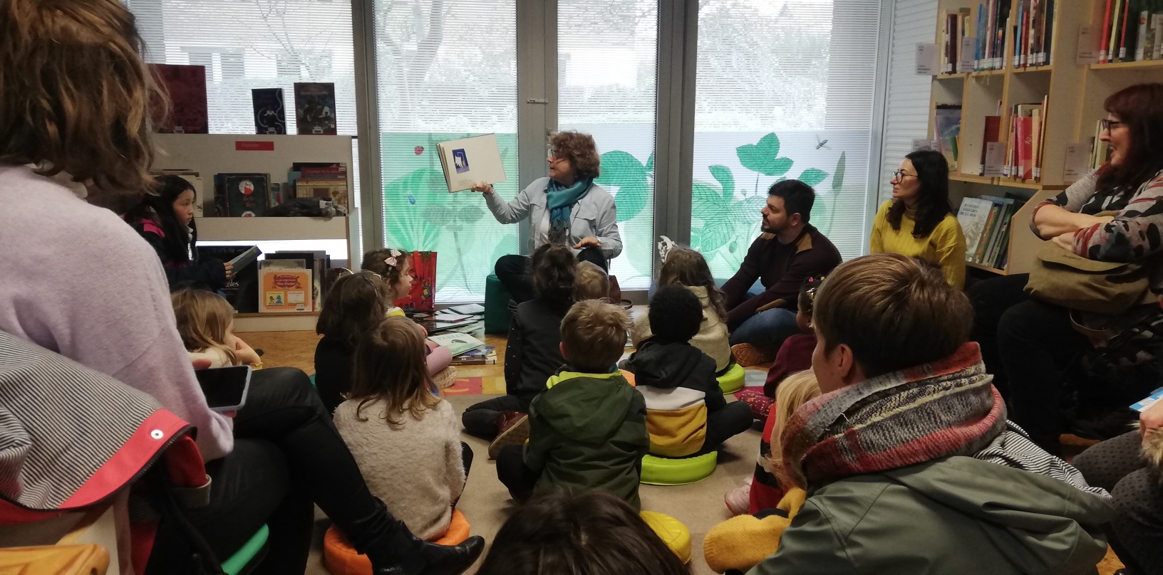 Enfants écoutant une histoire