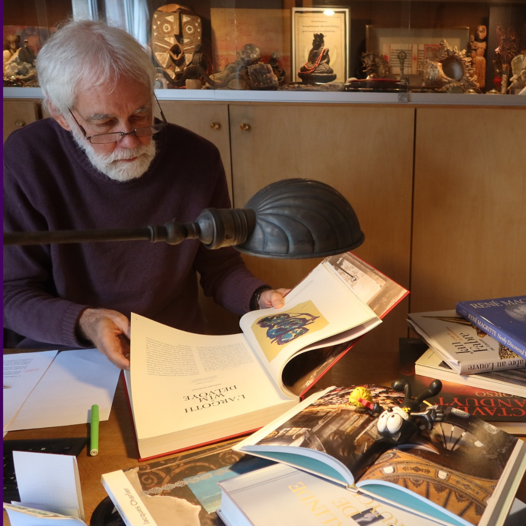 Mr Gilsoul devant sa table de travail