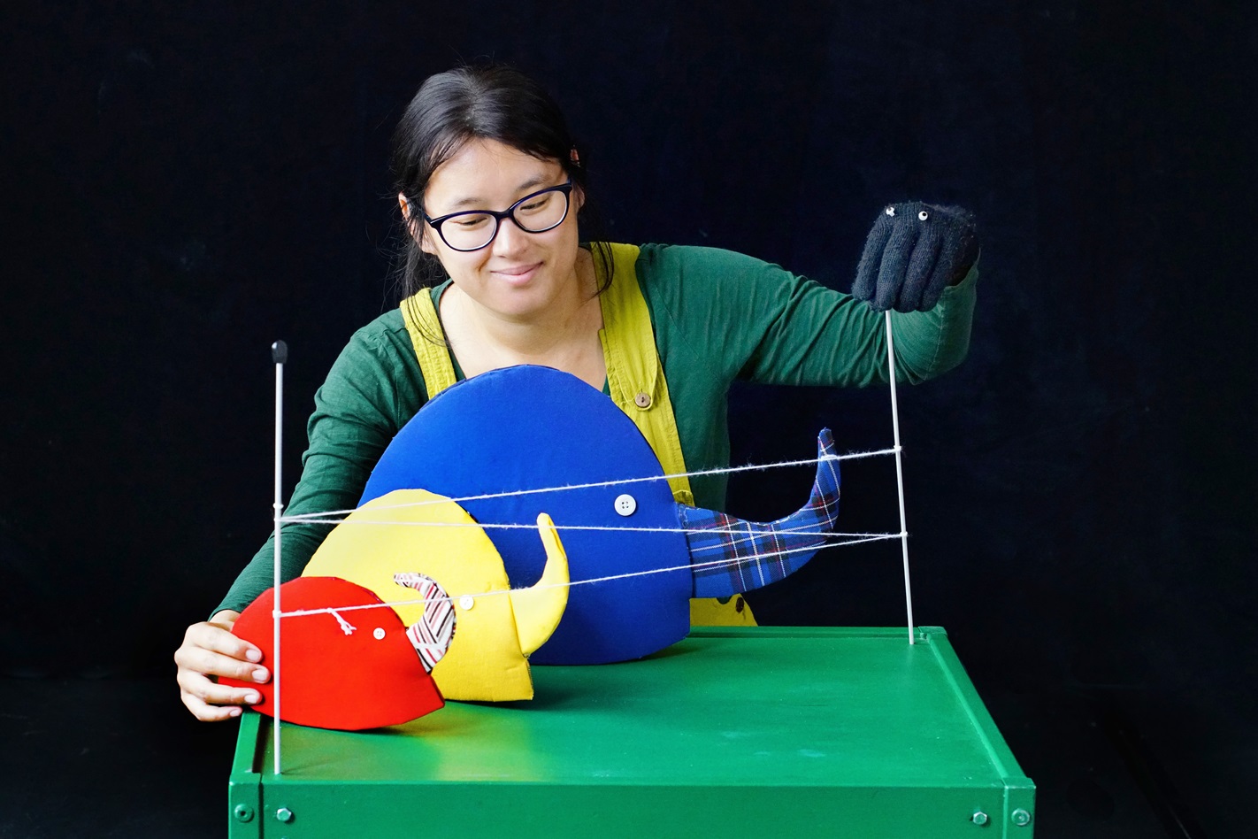 Conteuse avec trois éléphants en tissu