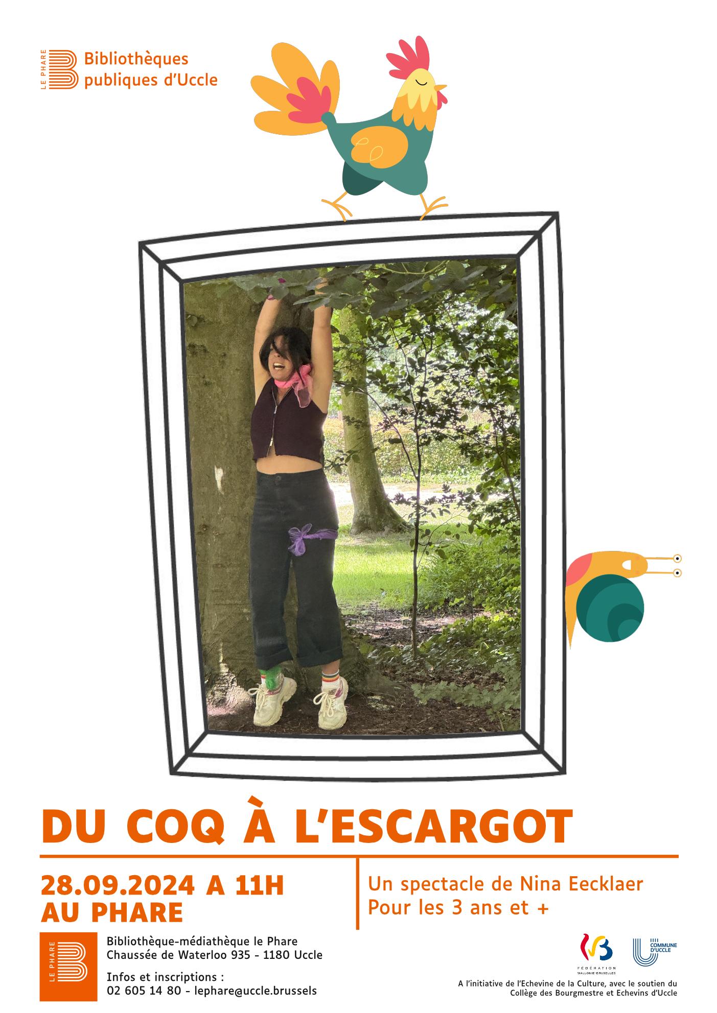 Photo de la conteuse accrochée à une branche