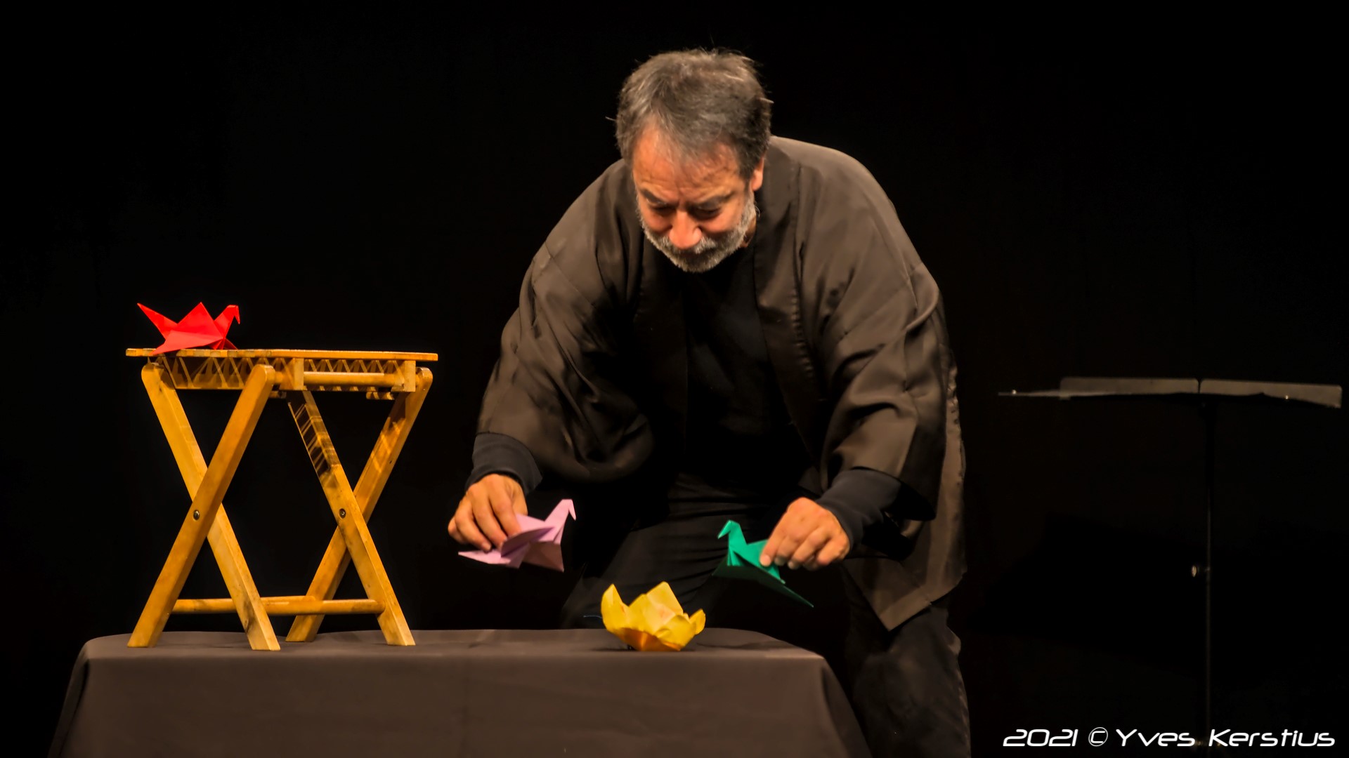 Le conteur avec des grues en origami dans les mains