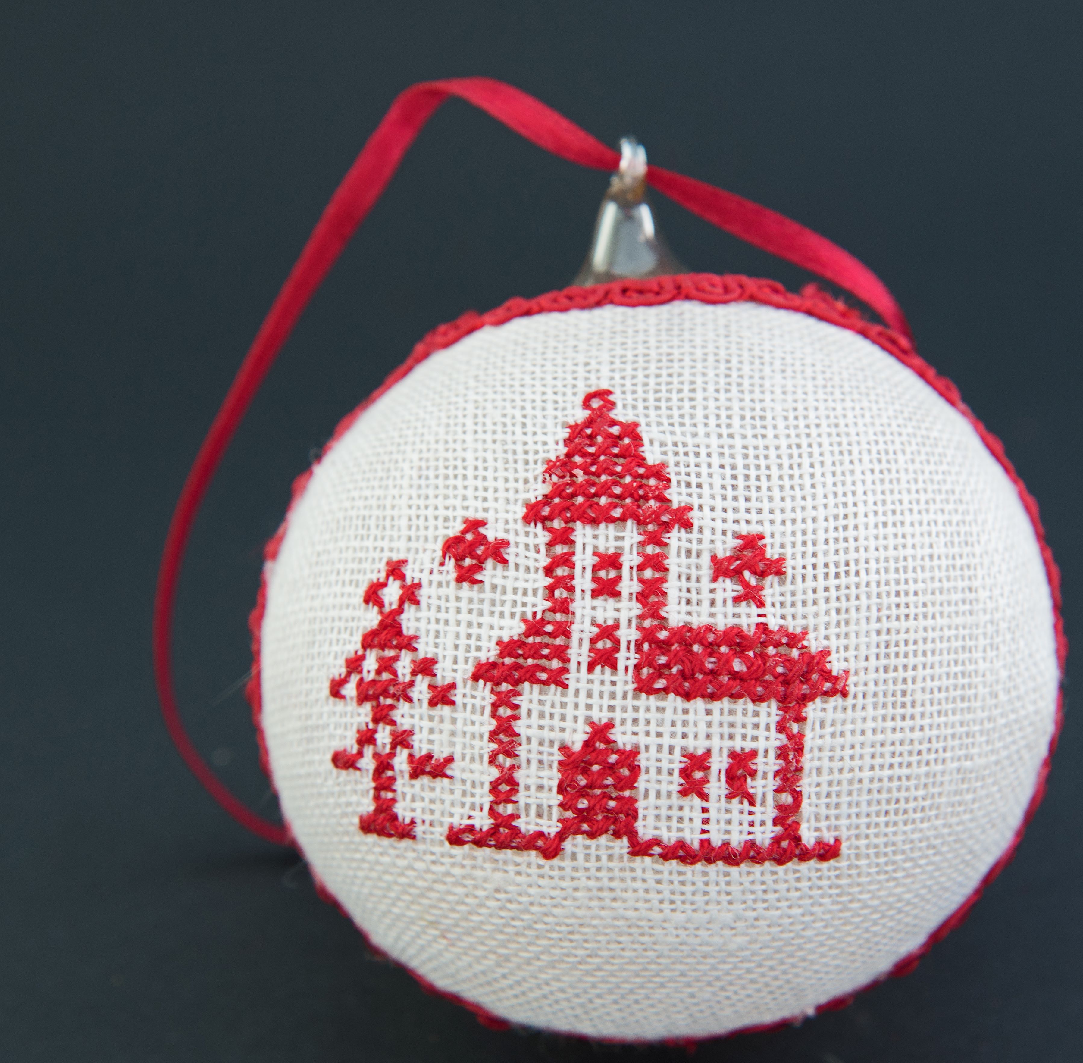 boule de Noël en broderie