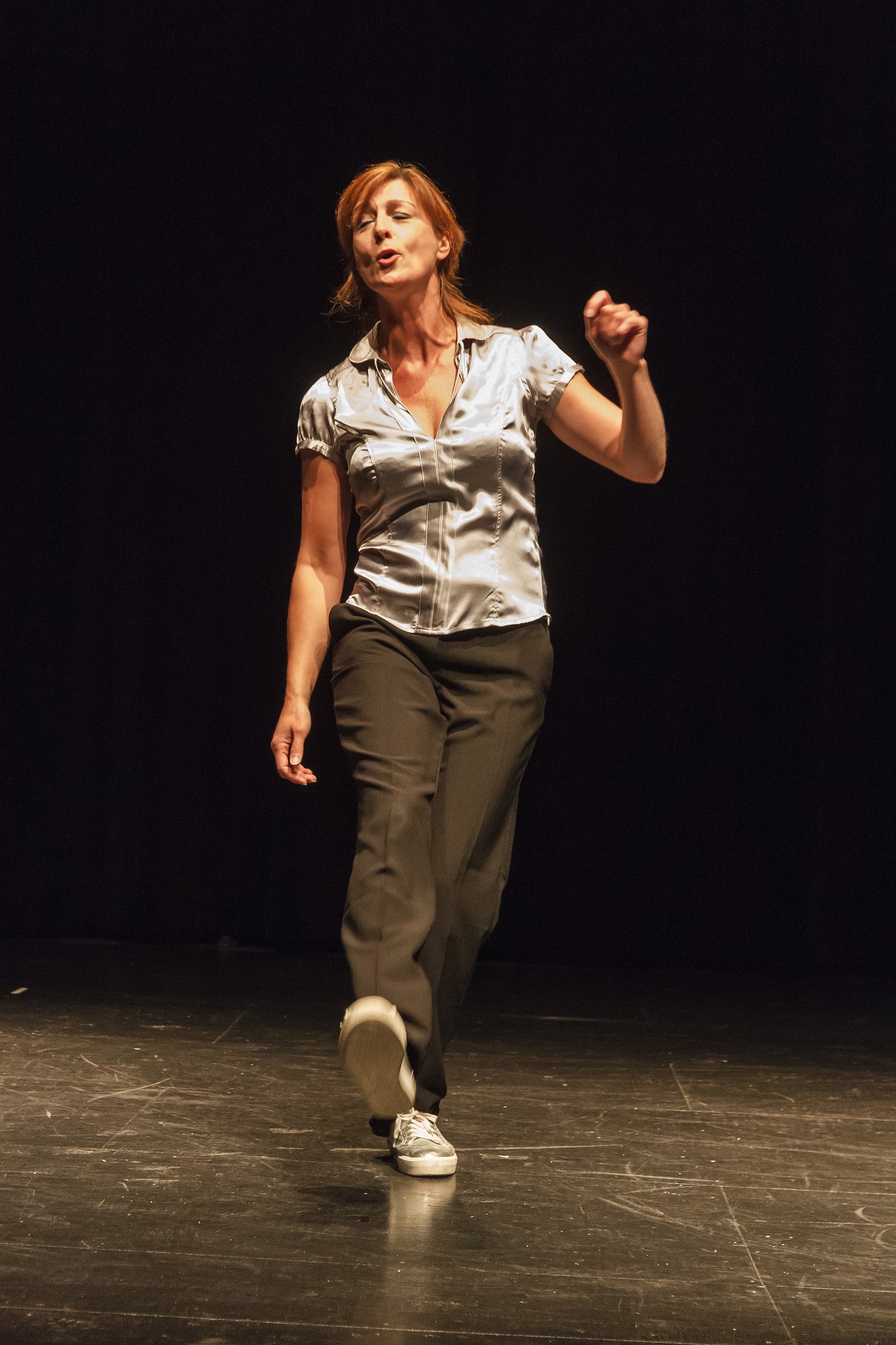 Photo de la conteuse occupée à marcher