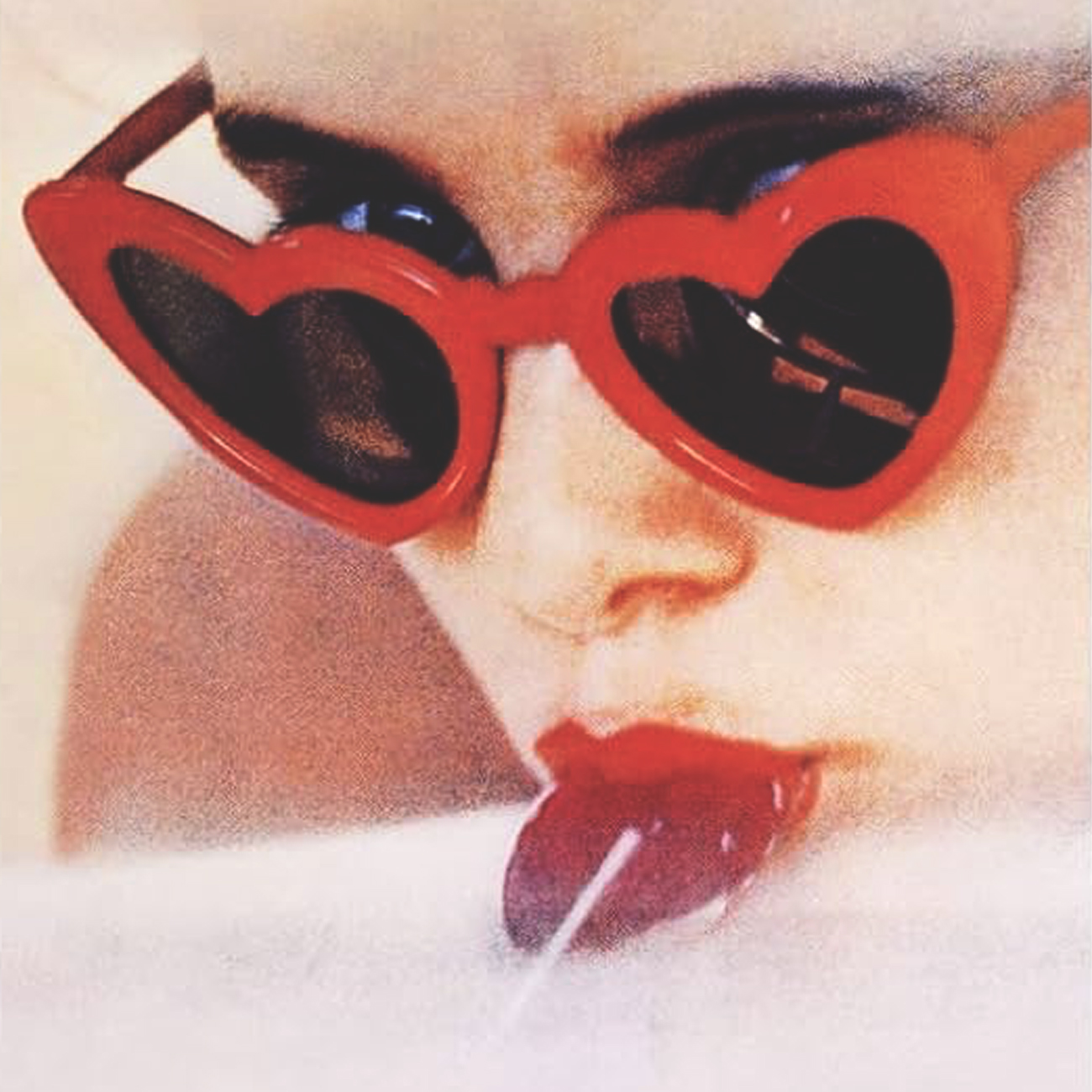 femme lunettes rouges 