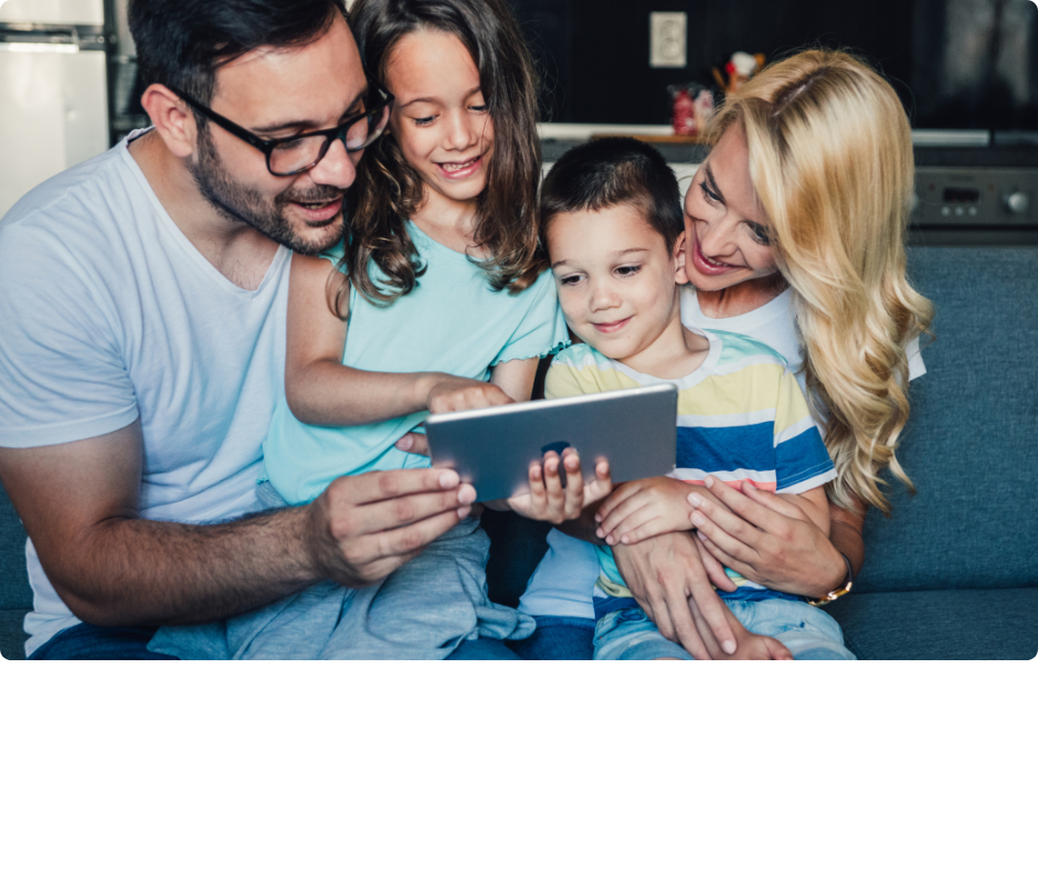 Une famille devant un ordinateur
