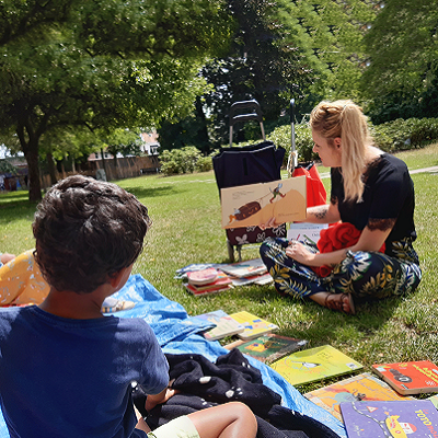 Séance de lecture dans le parc du Viaduc