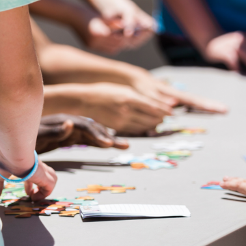 Mains d'enfants qui jouent à un jeu de société